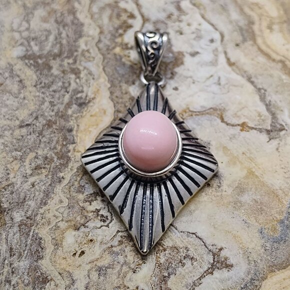 Unbranded Jewelry - Southwest Native Style Pink Conch Shell Silver Pendant Diamond Shaped 1"